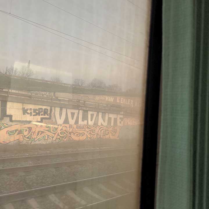 フランスの電車の窓は外が見えないほど、ホコリだらけで汚い【写真：Moyo】
