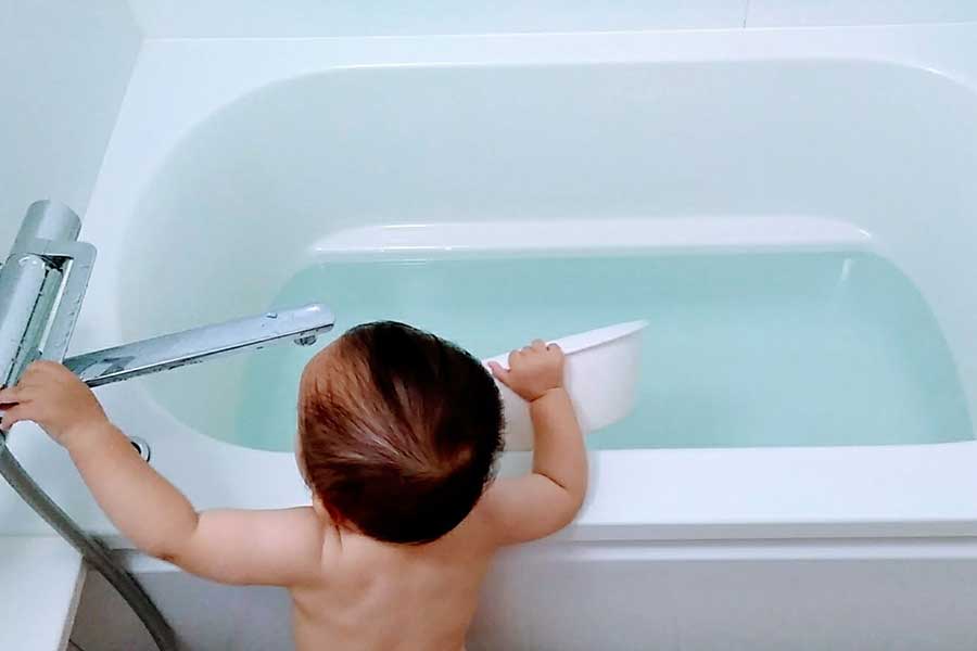 子どもとの入浴はいつも慌ただしい（写真はイメージ）【写真：写真AC】