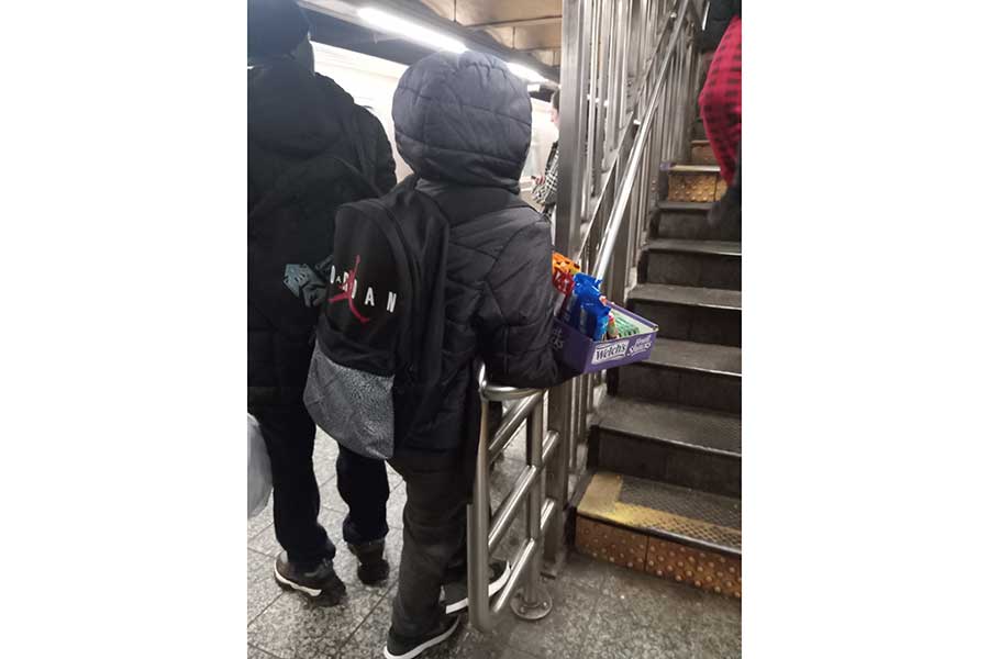 地下鉄の車内で物売りをする子ども【写真：ユキ】