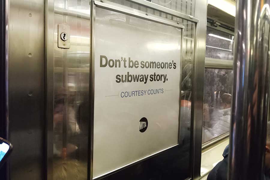 「Don't be someone's subway story」。変な行動をするなというMTA（メトロポリタン・トランスポーテーション・オーソリティ）の車内広告【写真：ユキ】