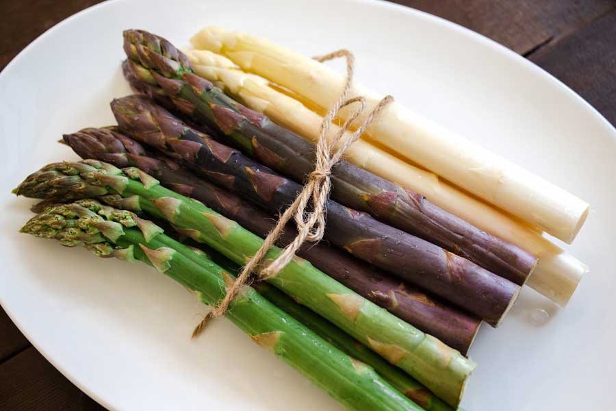 春を代表する野菜、色とりどりのアスパラガス（写真はイメージ）【写真：写真AC】