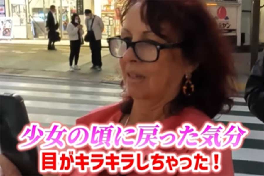 新宿の交差点に興奮するオレリアンさんのお母さん（画像はスクリーンショット）