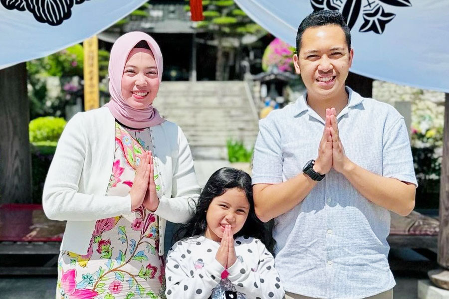インドネシアから日本に留学中のオキさん（右）、妻のシェリさんと娘のシビルさん【写真提供：オキ】
