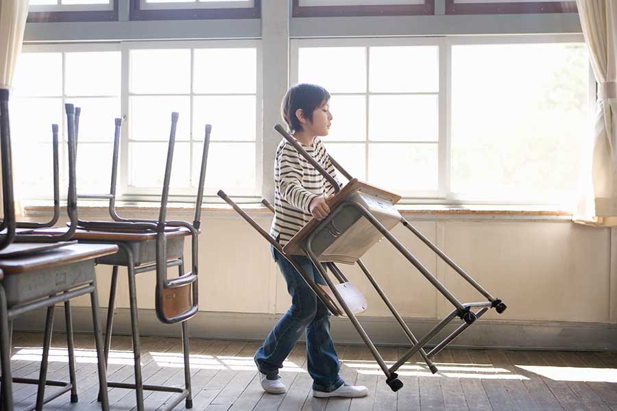 日本の公立学校では清掃の時間があるのが一般的（写真はイメージ）【写真：Getty Images】
