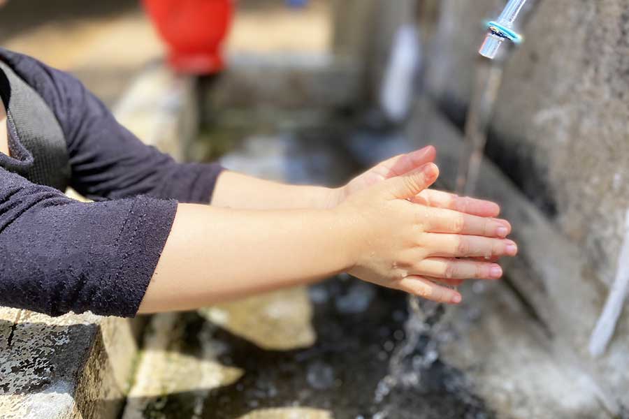 屋外で手を洗うとき、石けんがなくて困ることも（写真はイメージ）【写真：写真AC】
