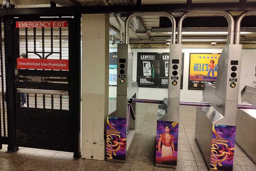 ニューヨークの地下鉄に設置された緊急ドアと改札。緊急ドアの銀色の部分を押すと、内側からはドアが開く【写真：ユキ】