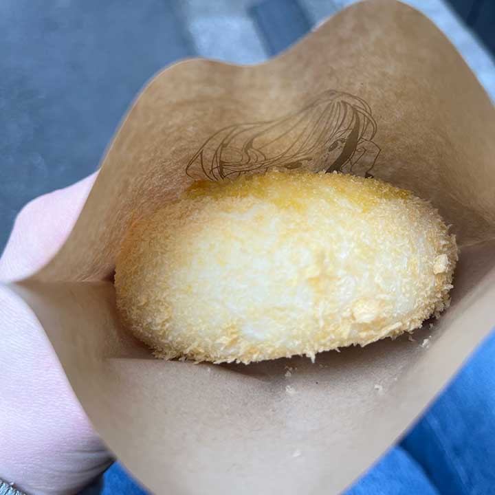 東京カレーパンの「トリュフ香る、のび～るチーズカレーパン」【写真提供：ハナ】