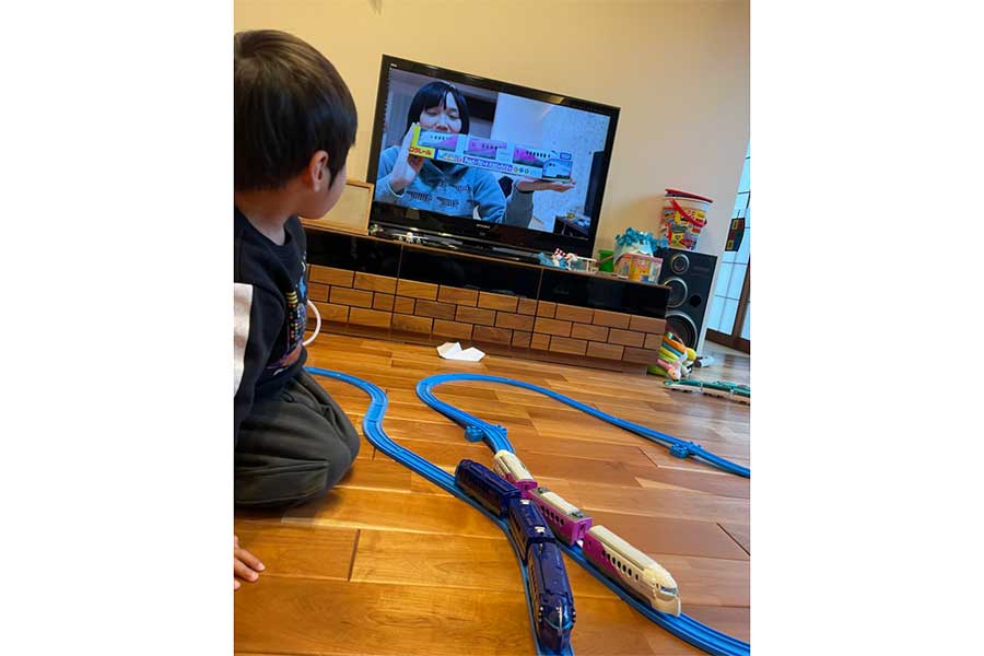 電車のおもちゃが大好きな4歳の息子さん【写真提供：もちこ（@mochi1121mochi）さん】