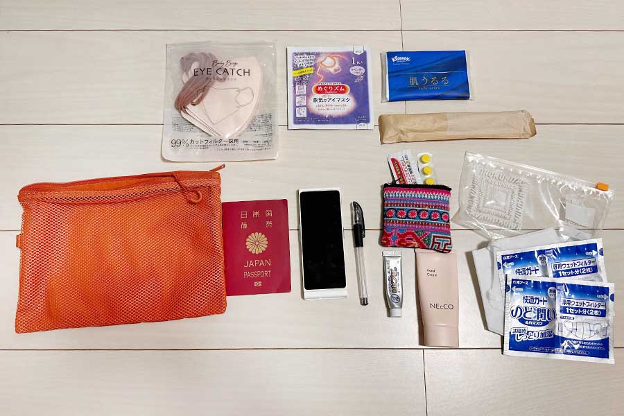 パスポートからマスク、筆記用具まで【写真：碧花】