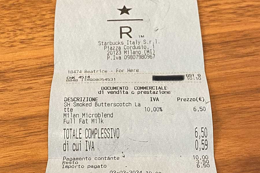 ミラノで購入したバタースコッチラテは6.5ユーロ【写真：Ana】