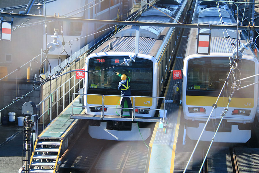 車両外部を洗浄する作業員。「手作業で細かいところまで洗う」ことに感動（写真はイメージ）【写真：写真AC】