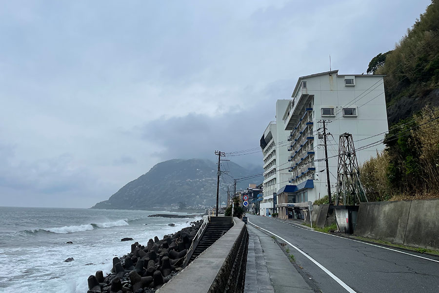 駅からやや離れた海岸線沿いに立つ【写真：Hint-Pot編集部】