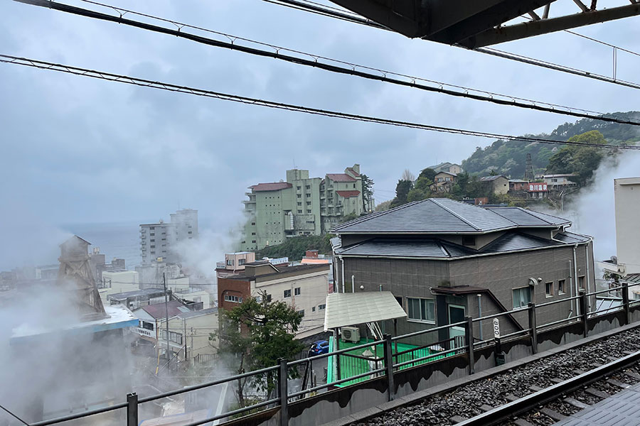 「伊豆熱川」駅からの眺め。湯けむりが立ち上る【写真：Hint-Pot編集部】