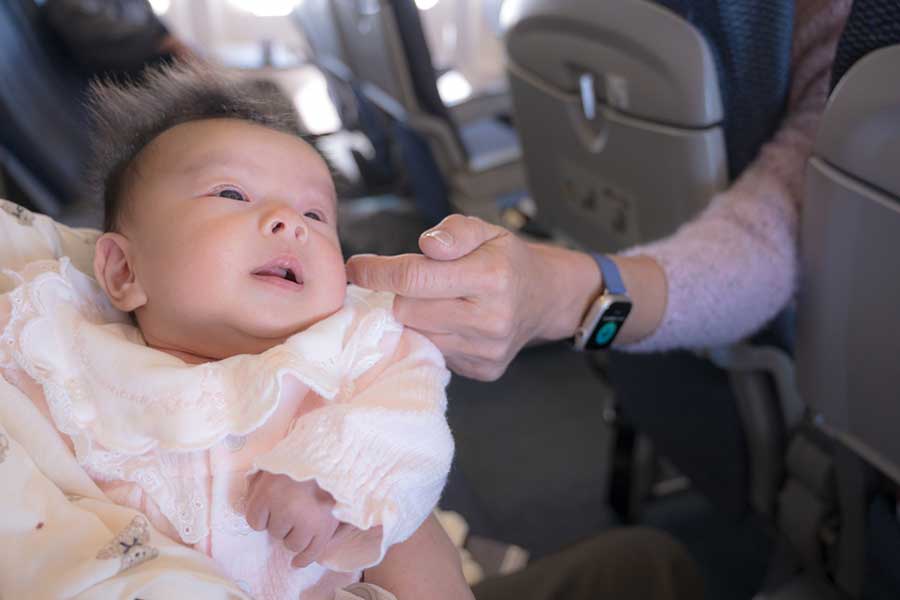 子連れで海外旅行中のママが飛行機スタッフの心遣いに感激（写真はイメージ）【写真：写真AC】