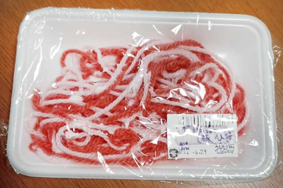 2色の毛糸で再現した“スーパーのひき肉”【写真提供：カニ軍艦太郎（@kanitokage）さん】