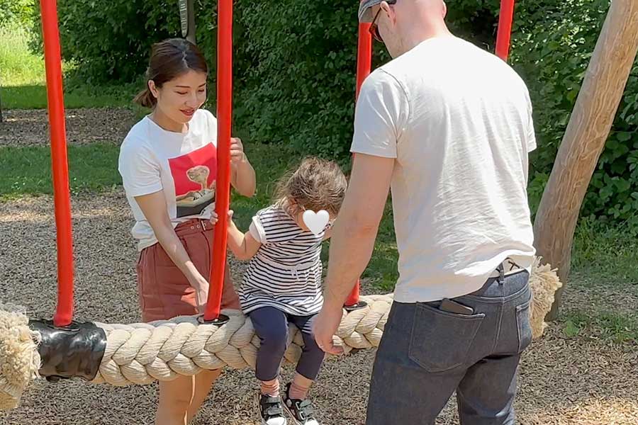 公園で遊ぶ河野佐和子さんと娘さんと夫のエルワンさん【写真提供：河野佐和子】