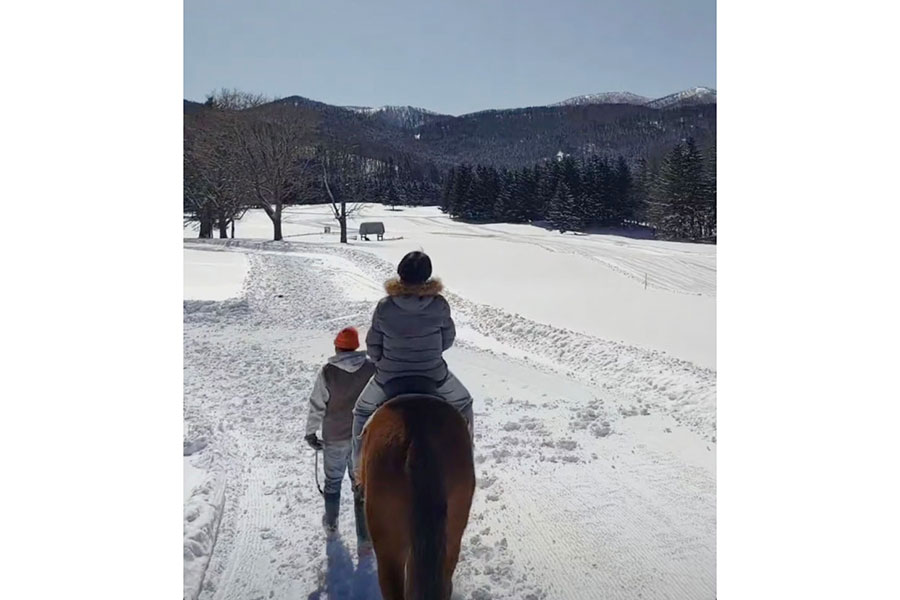 スキー場の雪山で乗馬体験も【写真提供：ネオ】