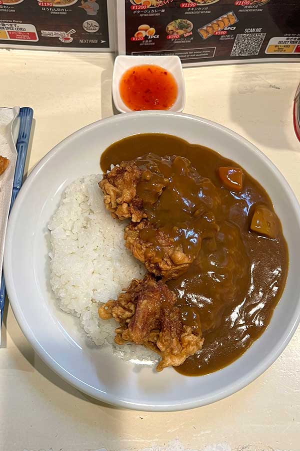 「クリーミーで濃厚」な日本のカレー【写真提供：アジズ】