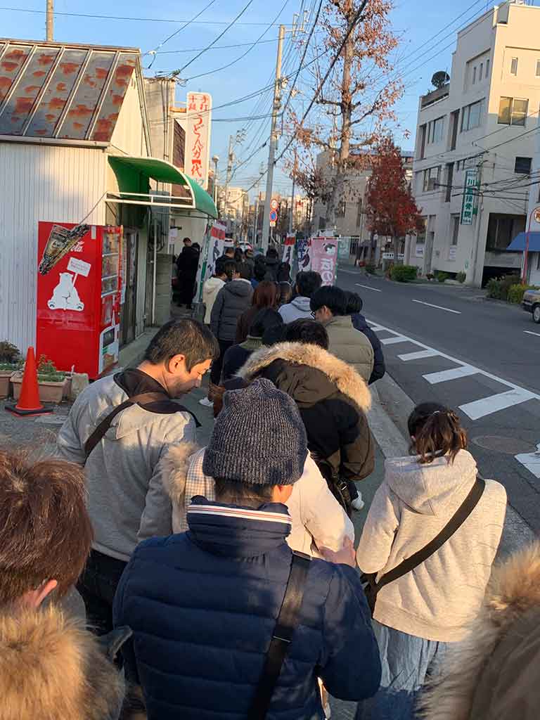 飲食店に並ぶ行列。「『順番待ちシステム』がしっかりあるのは素晴らしい」と感心も【写真：Hint-Pot編集部】