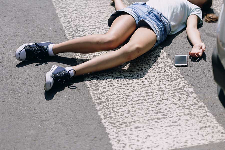 道で倒れて動けない人を見つけた場合、搬送するのに役立つ方法とは（写真はイメージ）【写真：Getty Images】