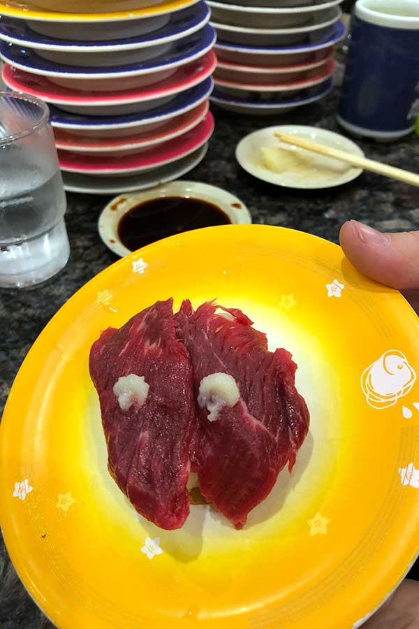 日本食を楽しむマーシャルさん。初めて食べた馬肉に感激【写真提供：マーシャル】