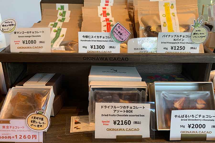 沖縄素材が使われたチョコレートが並ぶ店舗内【写真：Hint-Pot編集部】