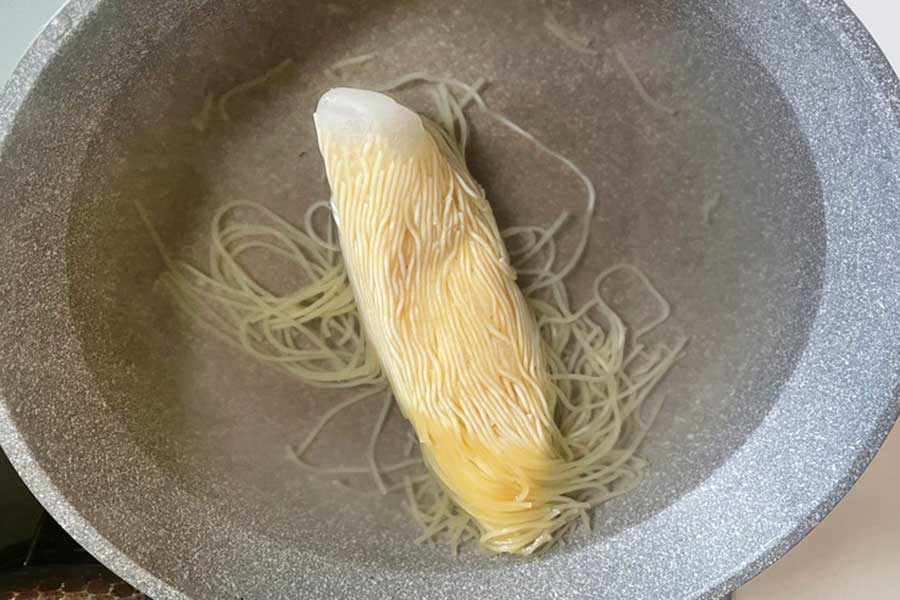 通常のパスタをゆでるように塩を入れて、麺を入れる【写真：Hint-Pot編集部】