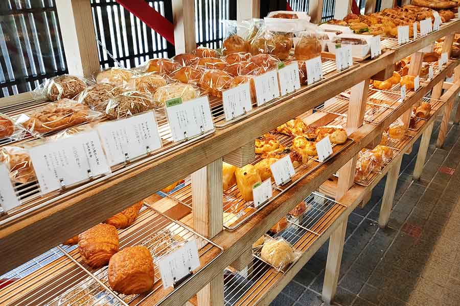 さまざまな種類のパンが所狭しと並ぶ日本のベーカリー（写真はイメージ）【写真：写真AC】