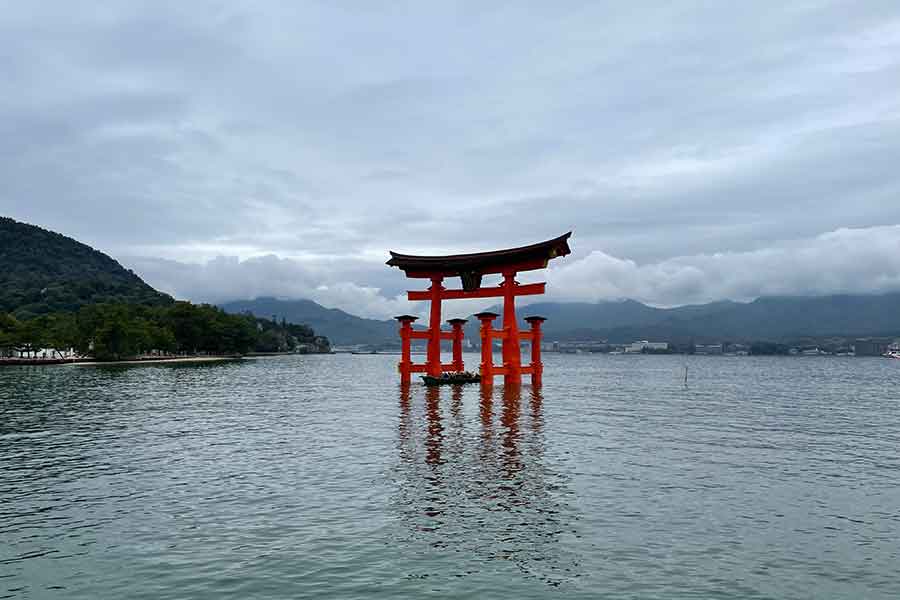 世界遺産にも登録されている厳島神社で、多くの人にインパクトを与える海上に建つ大鳥居【写真：Hint-Pot編集部】