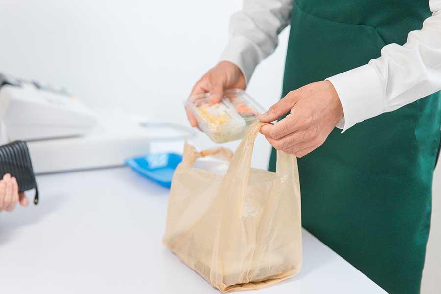 都市型小型食品スーパーでの丁寧な袋詰めに驚き（写真はイメージ）【写真：写真AC】