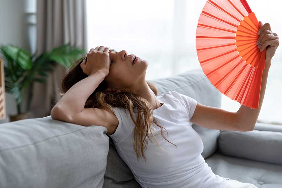 暑さを我慢しながら室内で過ごすのは危険。エアコンを適切に使用しよう（写真はイメージ）【写真：Getty Images】