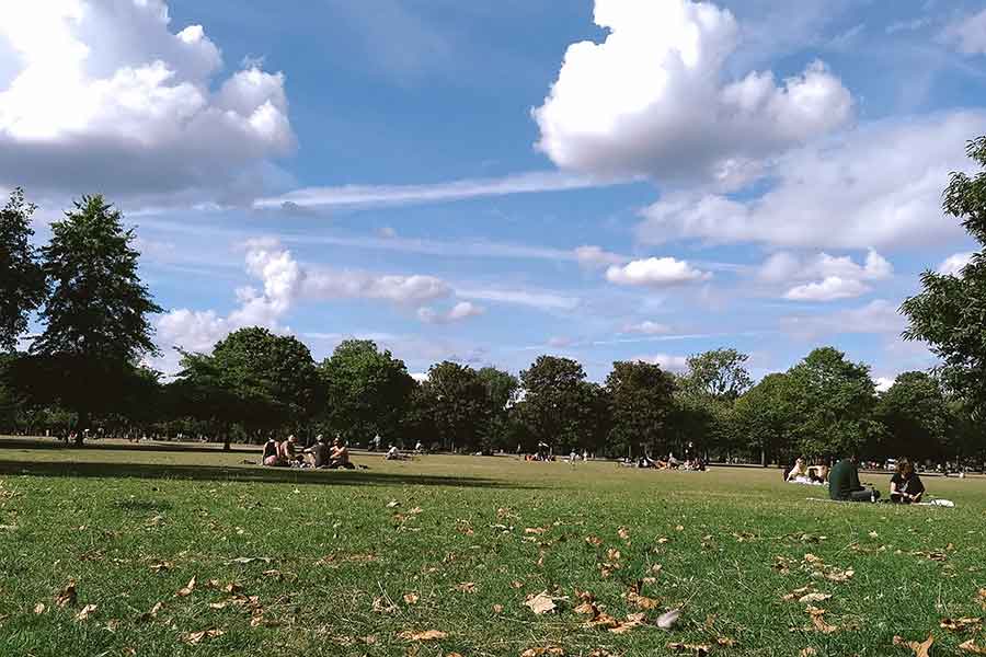 イギリスの公園にも、いろいろな服装の人がいる【写真：Moyo】