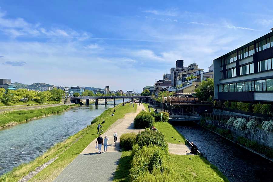 京都・鴨川。イタリア人のカルロさんはカラスに食べ物を狙われる衝撃的な体験も（写真はイメージ）【写真：写真AC】