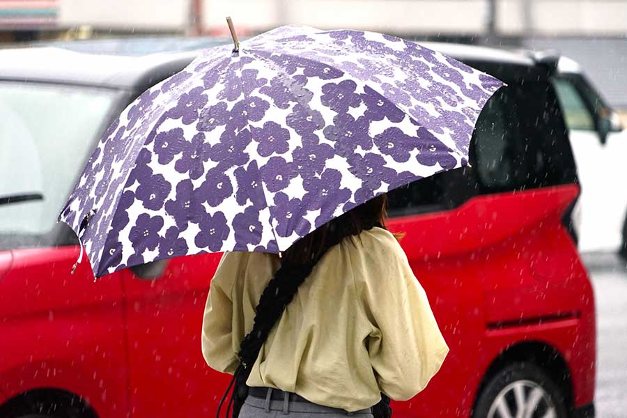 雨の日に傘を差しても濡れてしまう？（写真はイメージ）【写真：写真AC】