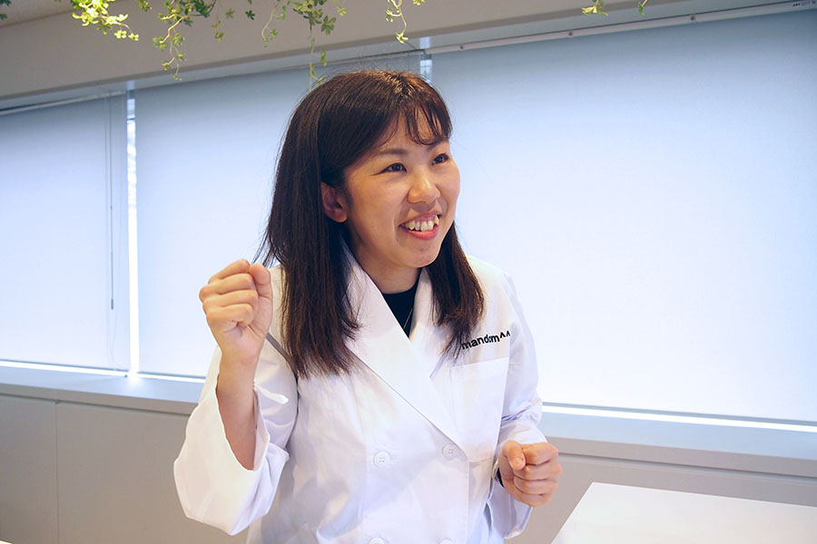 研究の苦労を笑顔で語るマンダムの久加亜由美さん【写真提供：マンダム】