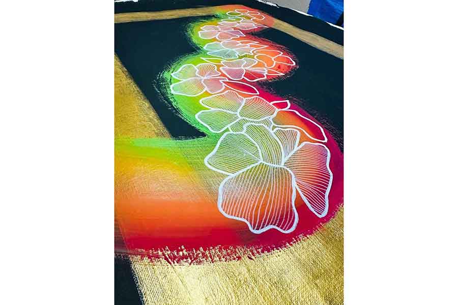 帯に南国ポリネシアを代表する花であるハイビスカスを描いた作品【写真提供：ヨーコ】