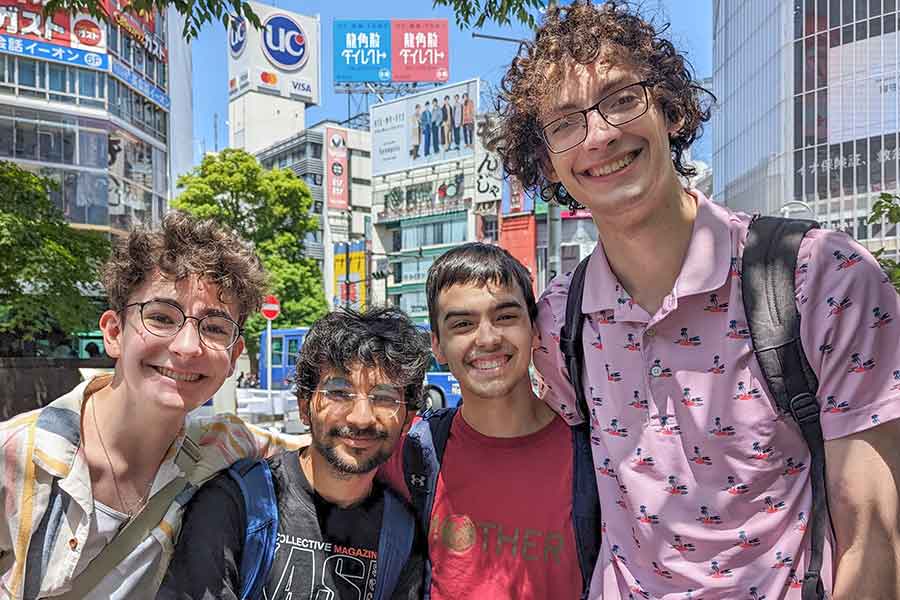 アメリカ人大学生の（左から）リアムさん、シャリアさん、ジャックさん、ノアさん【写真：Hint-Pot編集部】