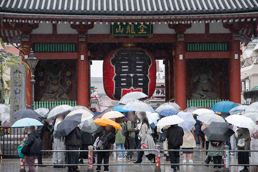 雨の日に開いた傘が密集する観光地・浅草（写真はイメージ）【写真：写真AC】