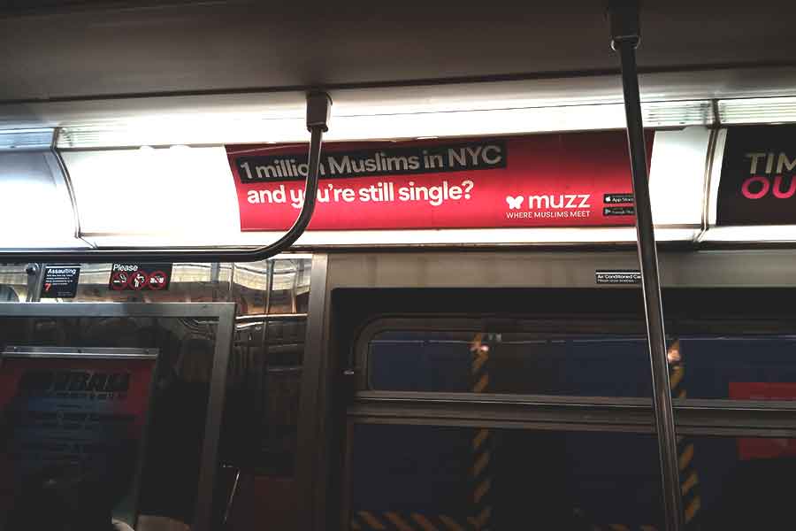 地下鉄車内にあるイスラム教徒向けのマッチングアプリ広告【写真：ユキ】