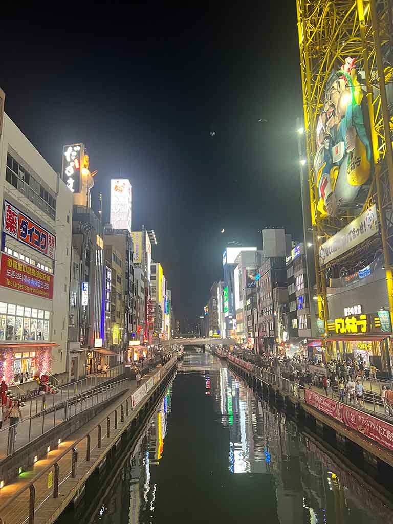 ブラジル人が夜のにぎわいに驚いた道頓堀。ゴミが落ちていたのに、翌朝にはきれいになっていたことにもびっくり【写真提供：マルコス】