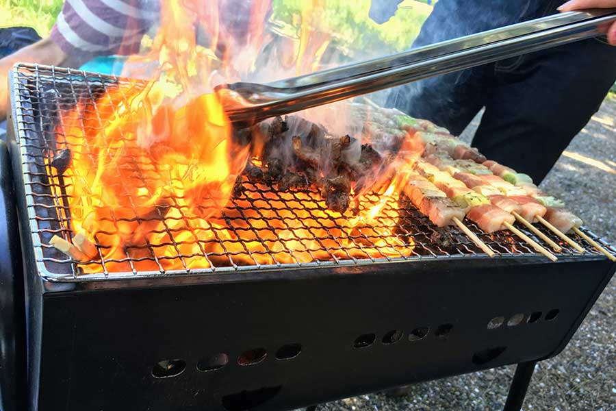 夏はバーベキューなど火を使うレジャーも（写真はイメージ）【写真：写真AC】