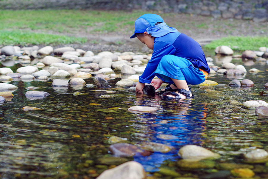 川辺での危険は水難だけではない（写真はイメージ）【写真：写真AC】