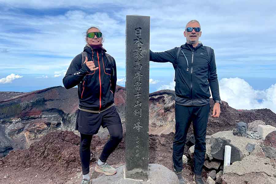 富士山の最高峰・剣が峰まで登りきって記念撮影も【写真：エリック提供】