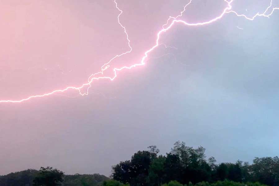 天気急変で突然の雷に（写真はイメージ）【写真：写真AC】