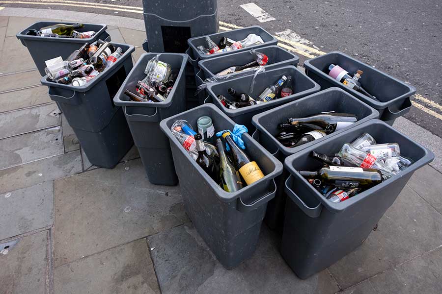 ロンドンのガラス瓶リサイクル。袋には入れず直接ボックスへ【写真：Getty Images】