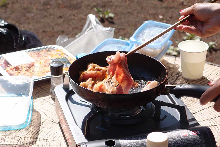 夏のアウトドアでも活躍するガスコンロ（写真はイメージ）【写真：写真AC】