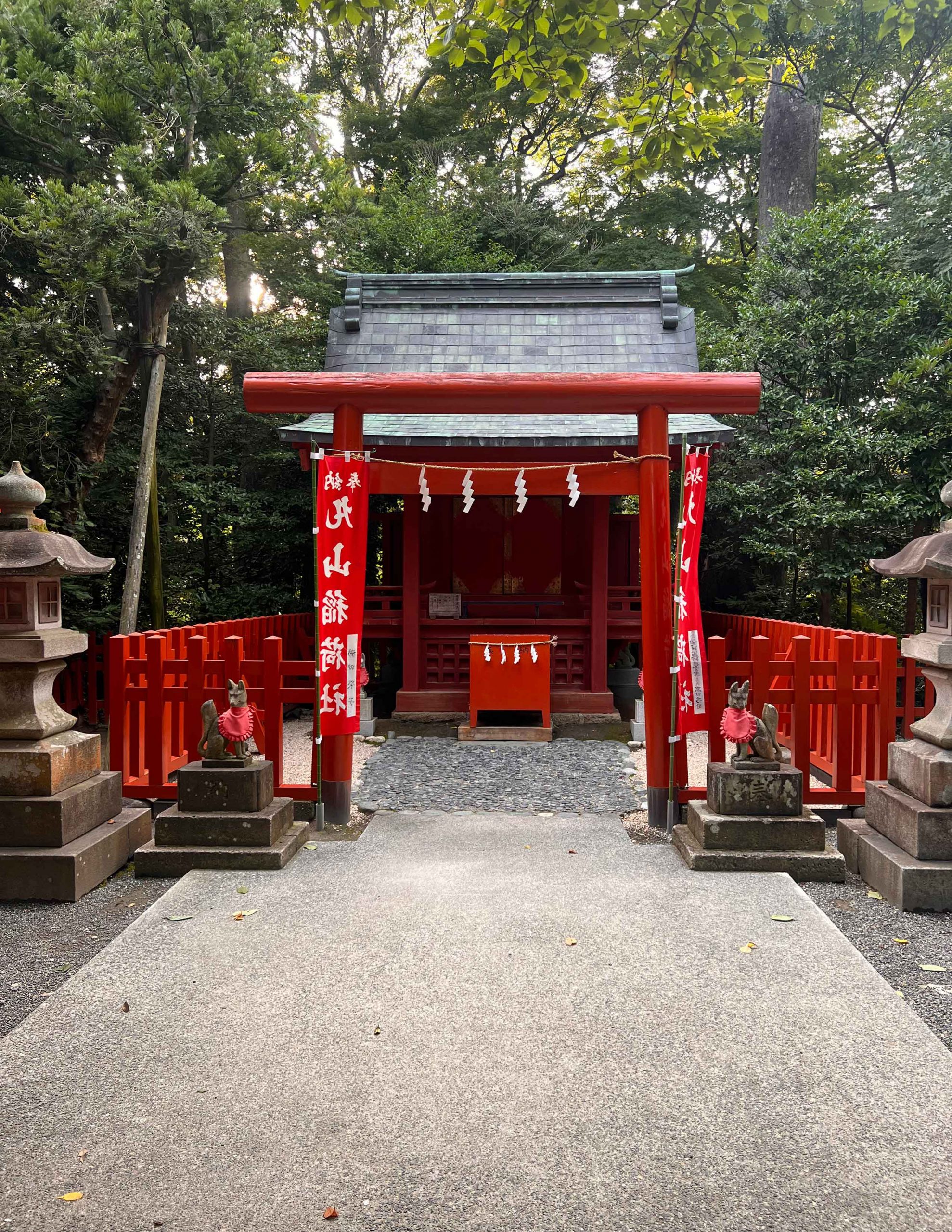 鶴岡八幡宮の丸山稲荷社【写真提供：マルセレス】