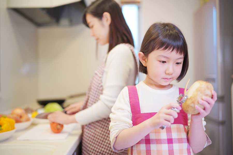 夏休みのお手伝いで子どもが料理に挑戦することも（写真はイメージ）【写真：写真AC】