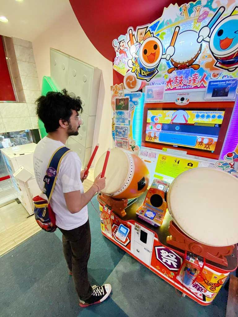 初めての「太鼓の達人」を楽しむアメリカ人大学生【写真提供：シャリア】