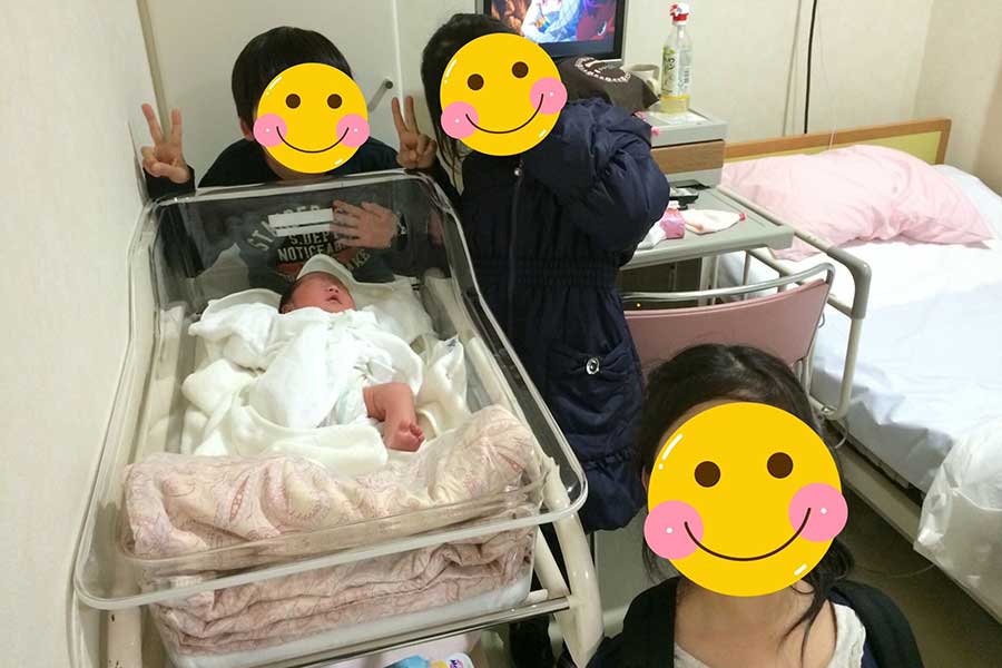 2017年に第4子となる三女を出産。病室での四きょうだい【写真提供：毛利優子】